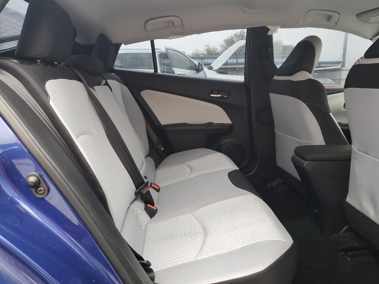 2016 Toyota Prius - Image 11