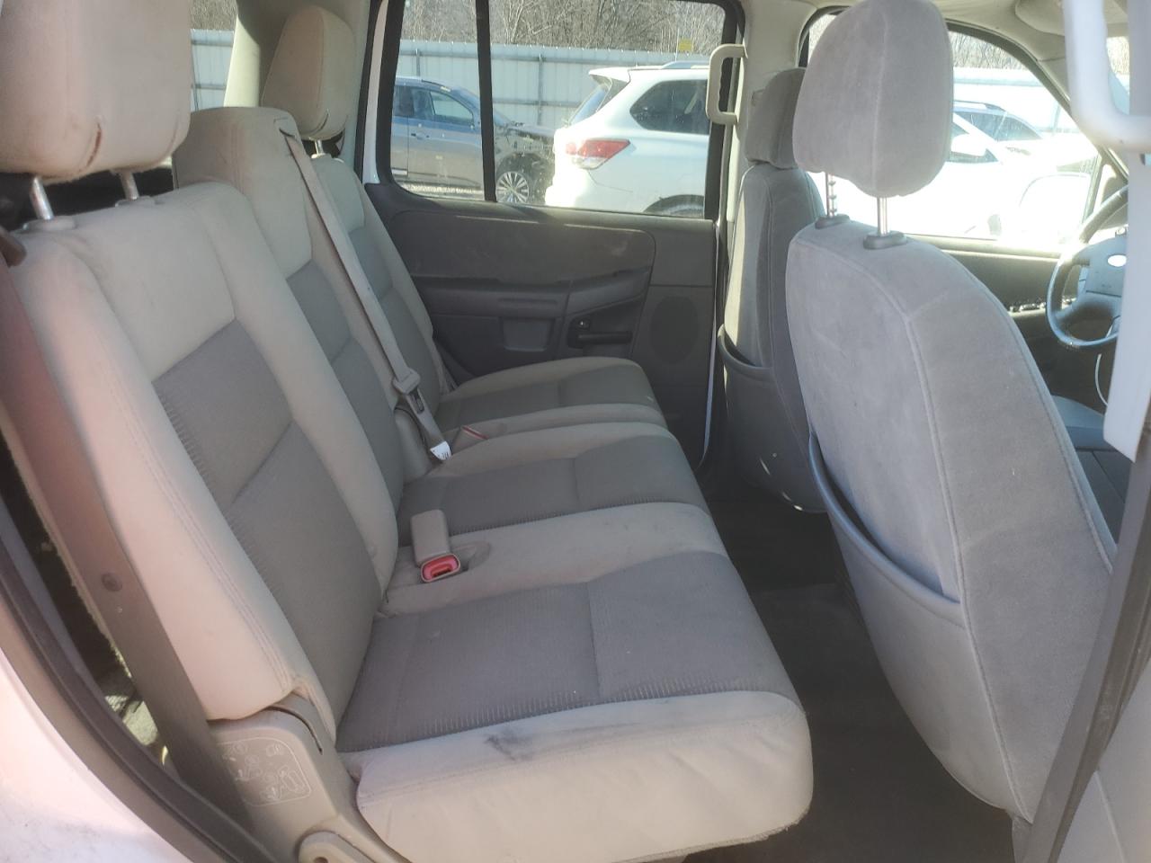 2005 Ford Explorer - Image 11
