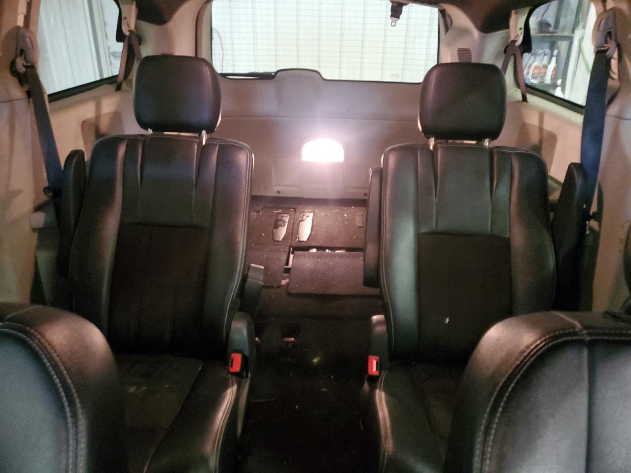 2020 Dodge Caravan - Image 10