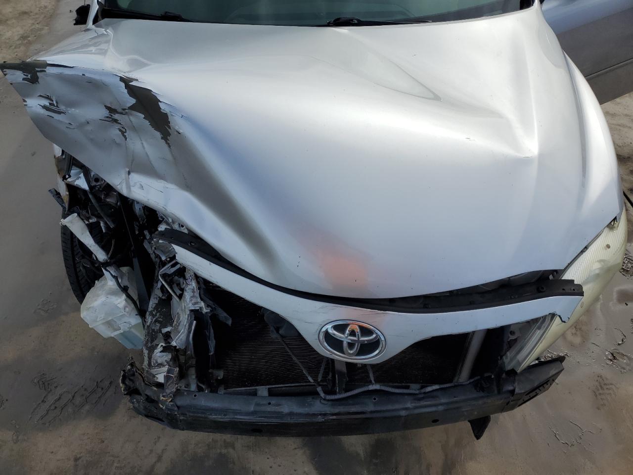 2011 Toyota Camry - Image 12