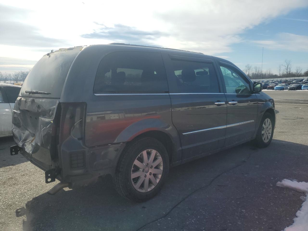 2016 Chrysler Town & Country - Image 3