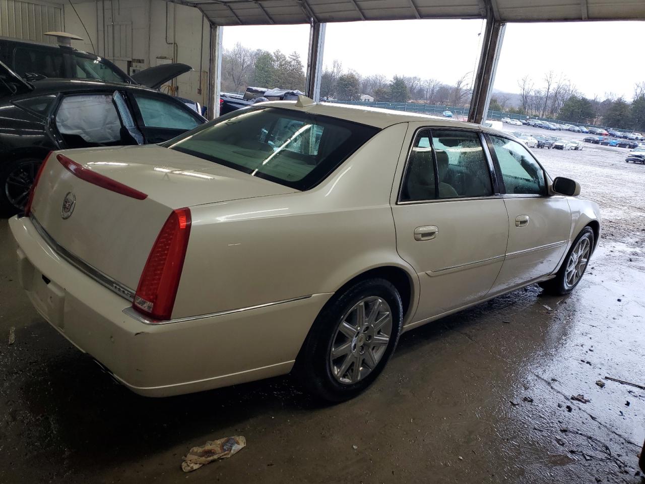 2011 Cadillac DTS - Image 3