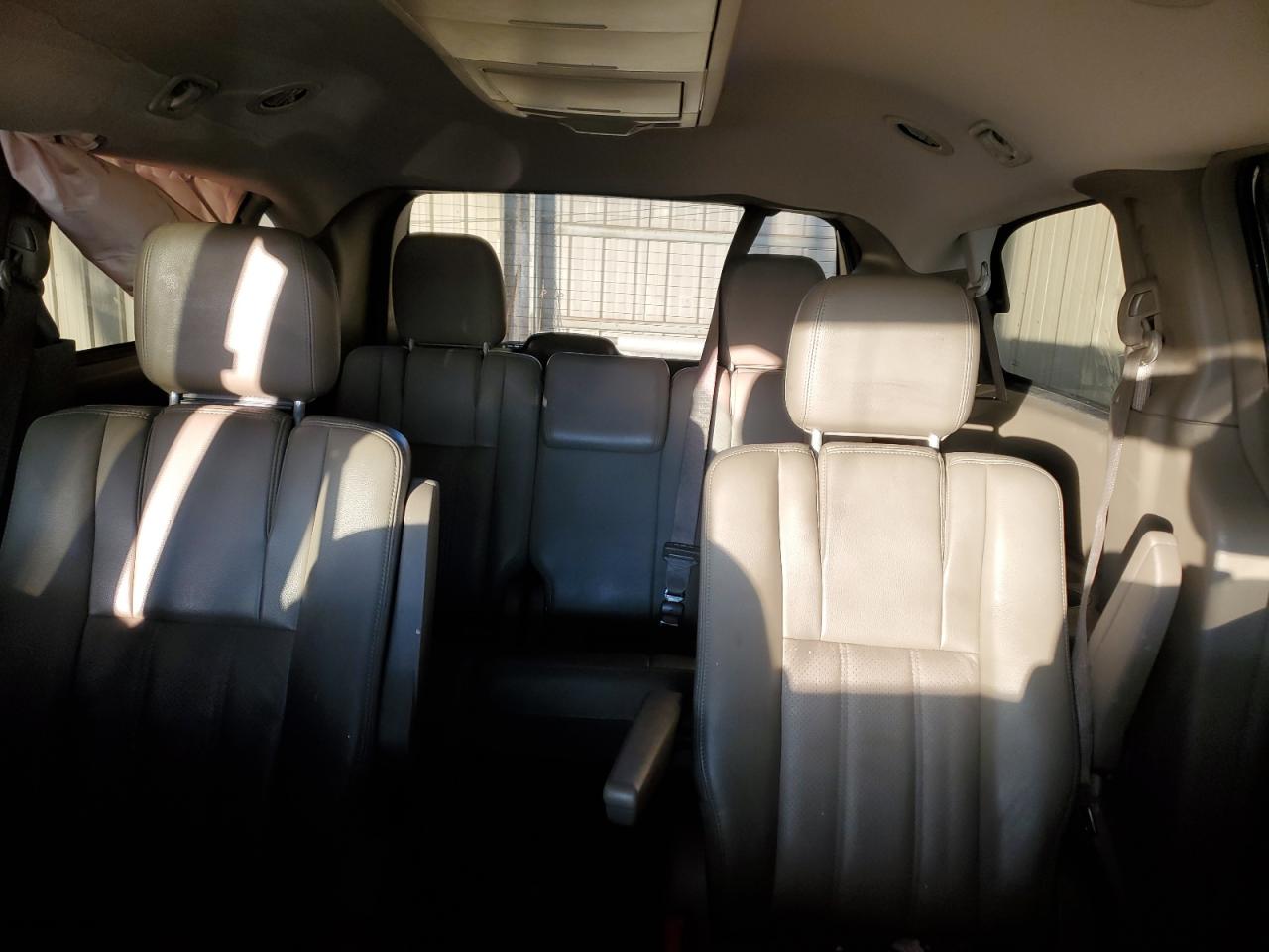 2012 Chrysler Town & Country - Image 10