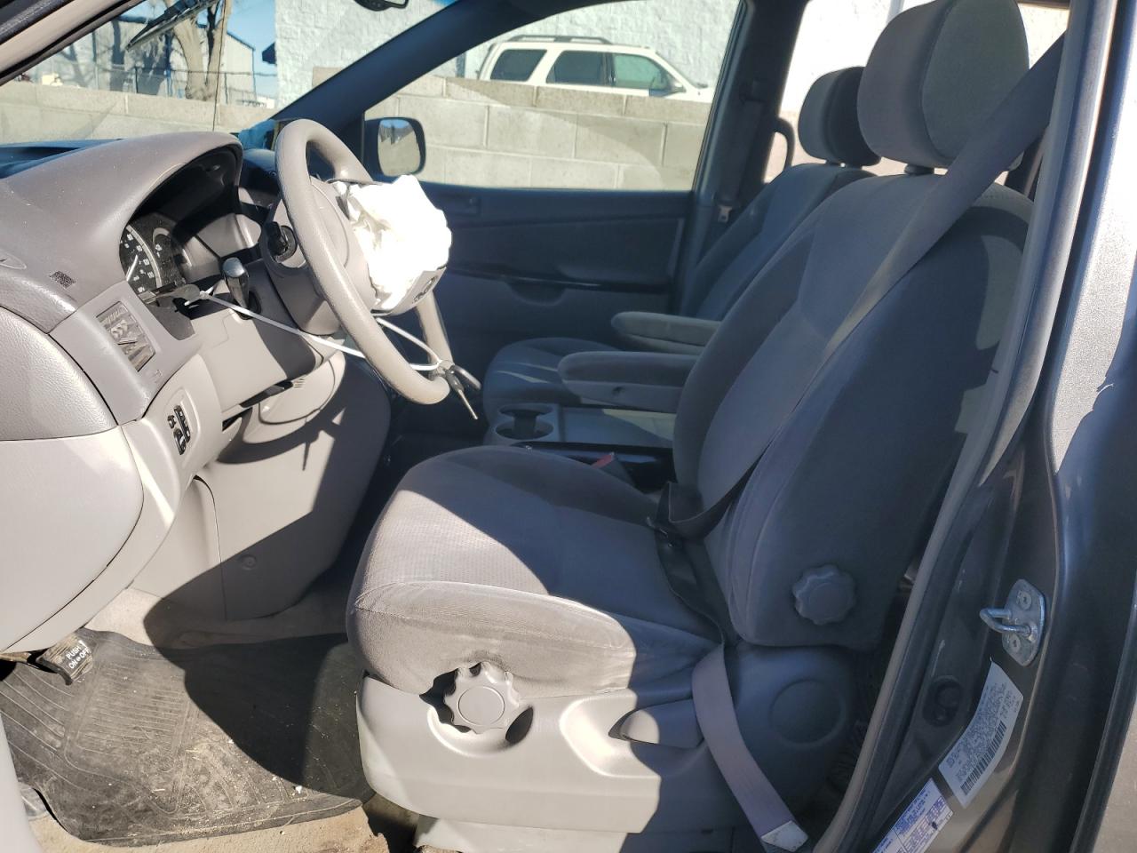 2004 Toyota Sienna - Image 7