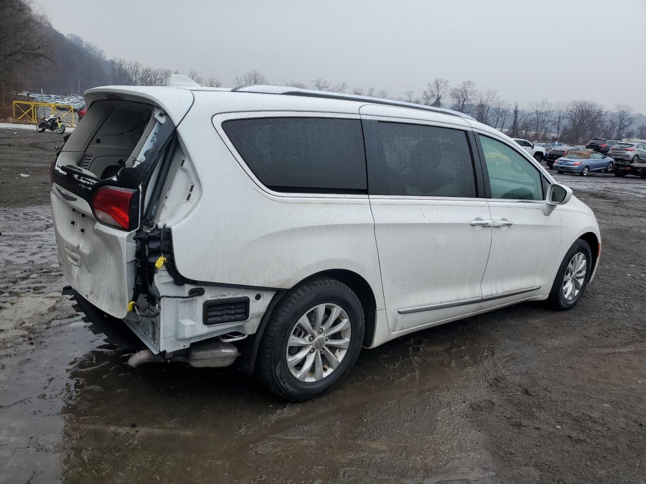 2018 Chrysler Pacifica - Image 3