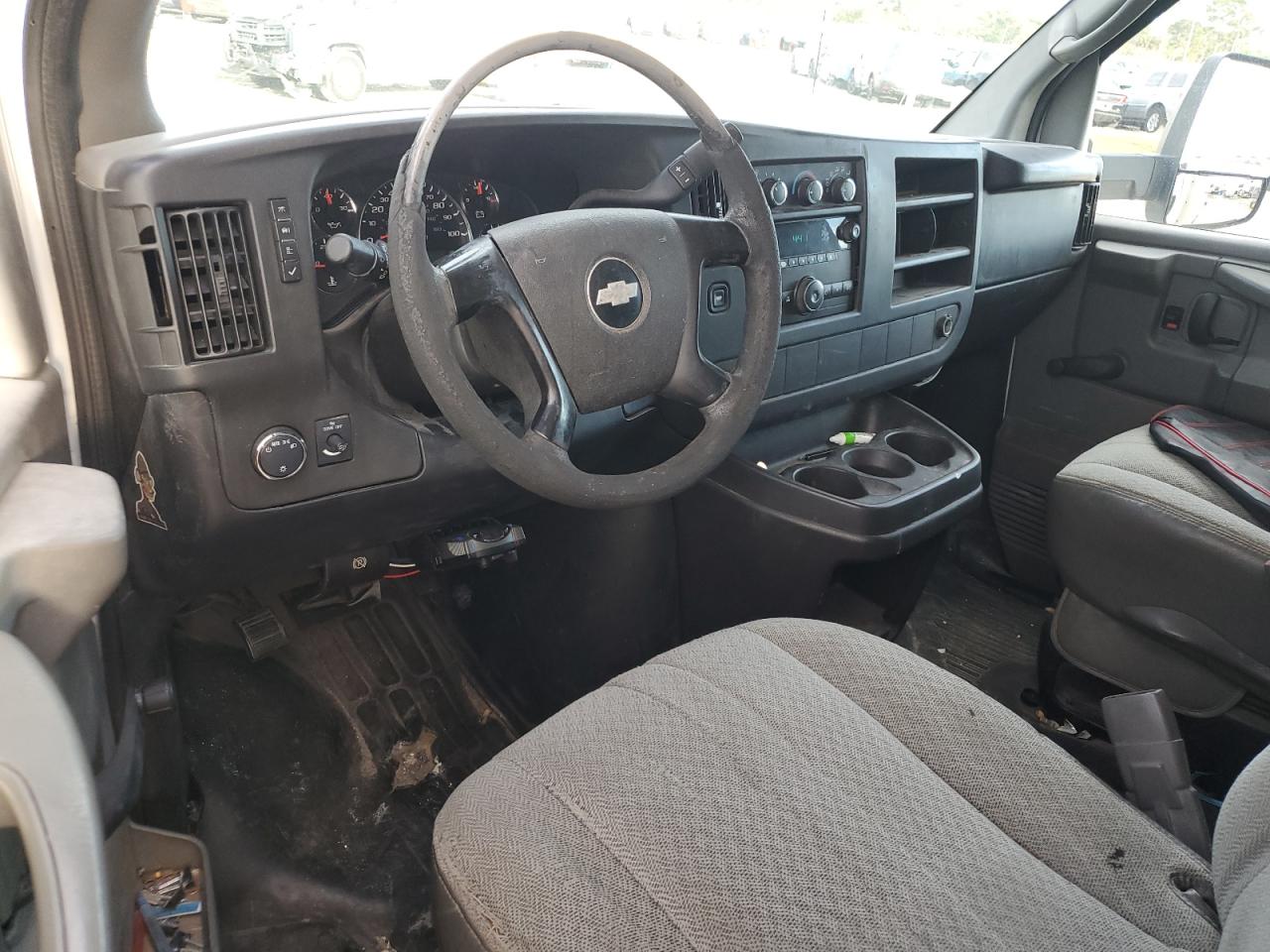 2010 Chevrolet Express - Image 8