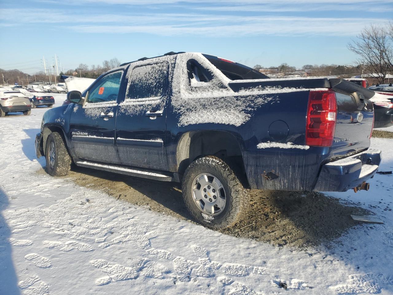 2011 Chevrolet Avalanche - Image 2