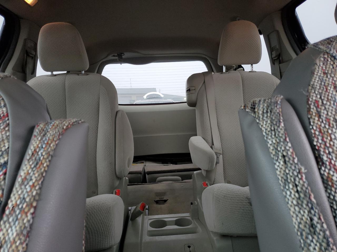 2011 Toyota Sienna - Image 10