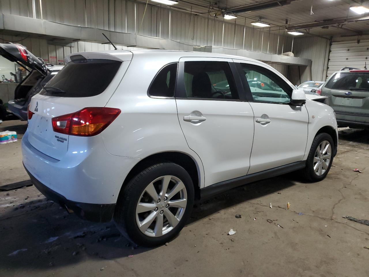 2015 Mitsubishi Outlander - Image 3