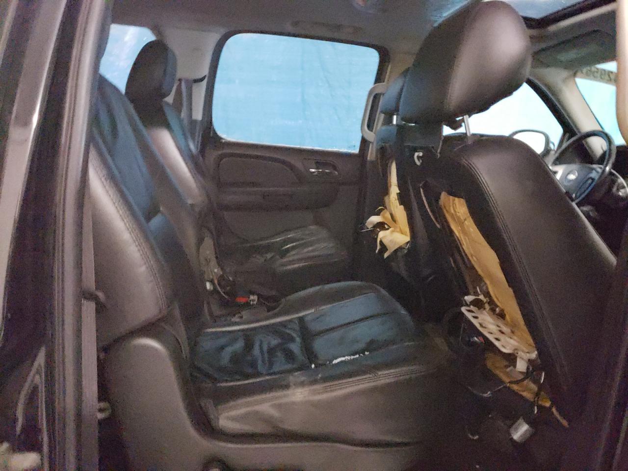 2011 Chevrolet Suburban - Image 11