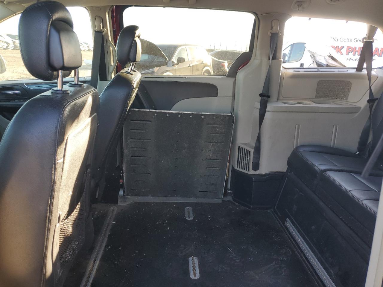 2014 Chrysler Town & Country - Image 11