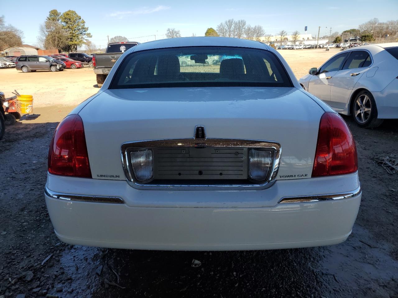 2011 Lincoln Town Car - Image 6