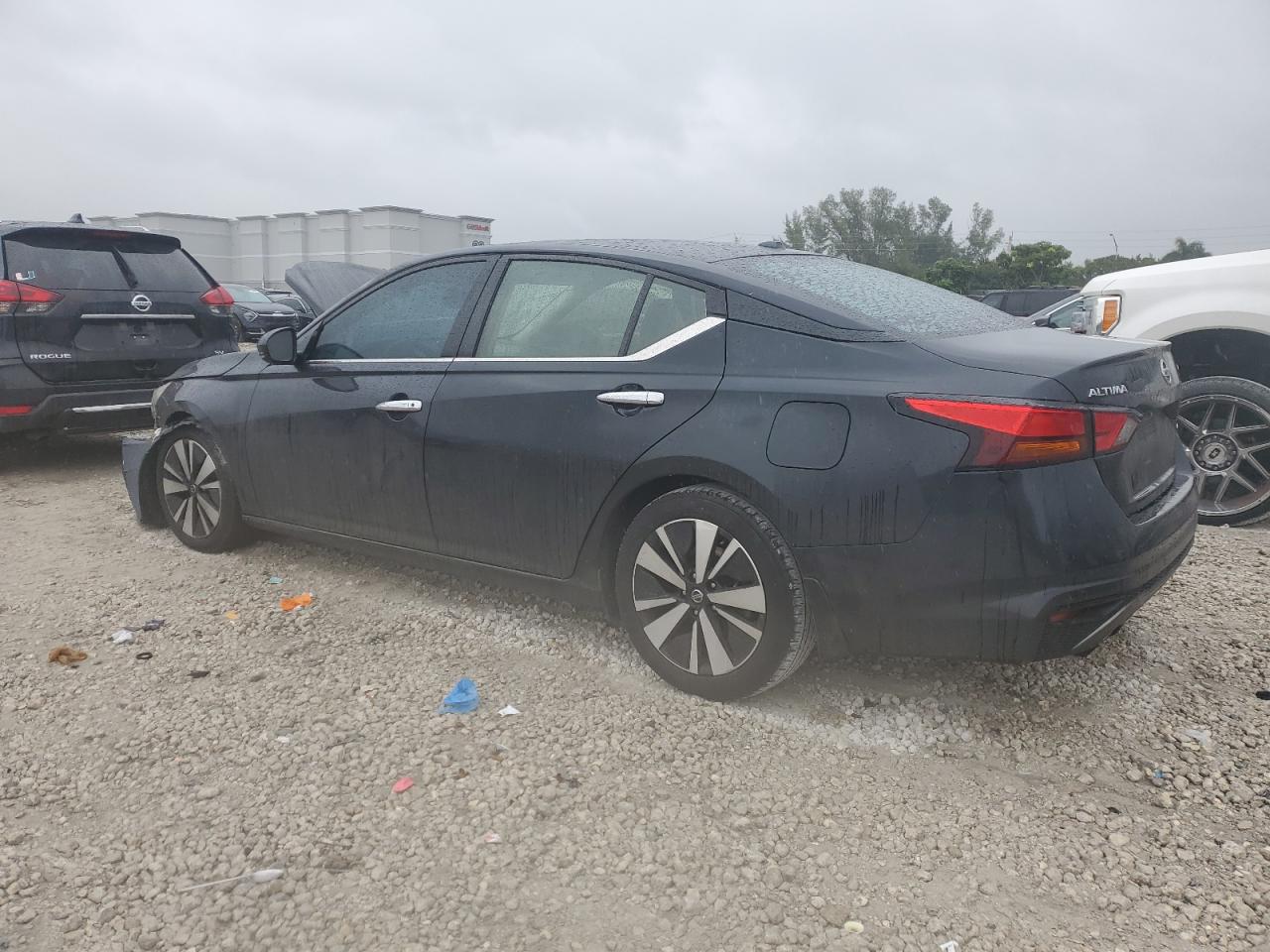 2020 Nissan Altima - Image 2