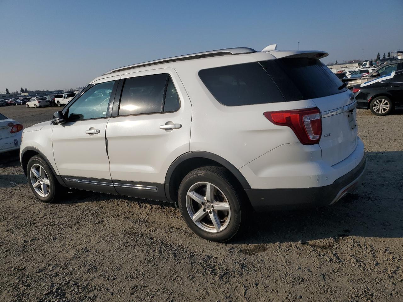 2016 Ford Explorer - Image 2