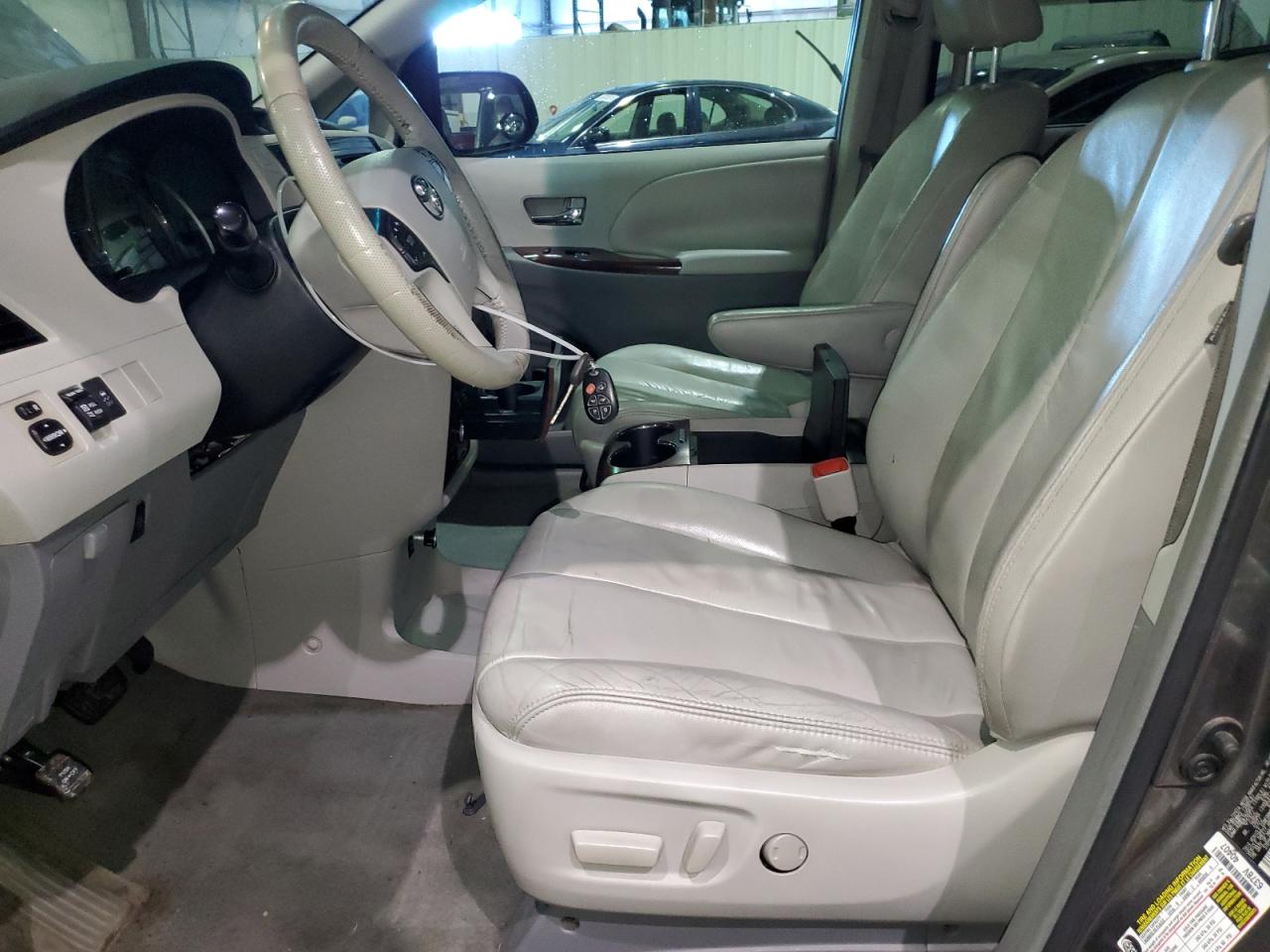 2011 Toyota Sienna - Image 7