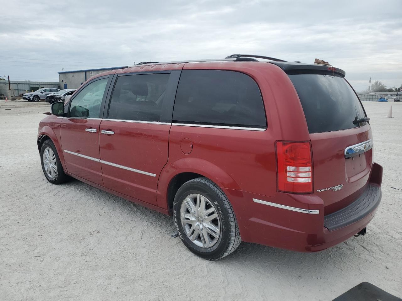 2008 Chrysler Town & Country - Image 2