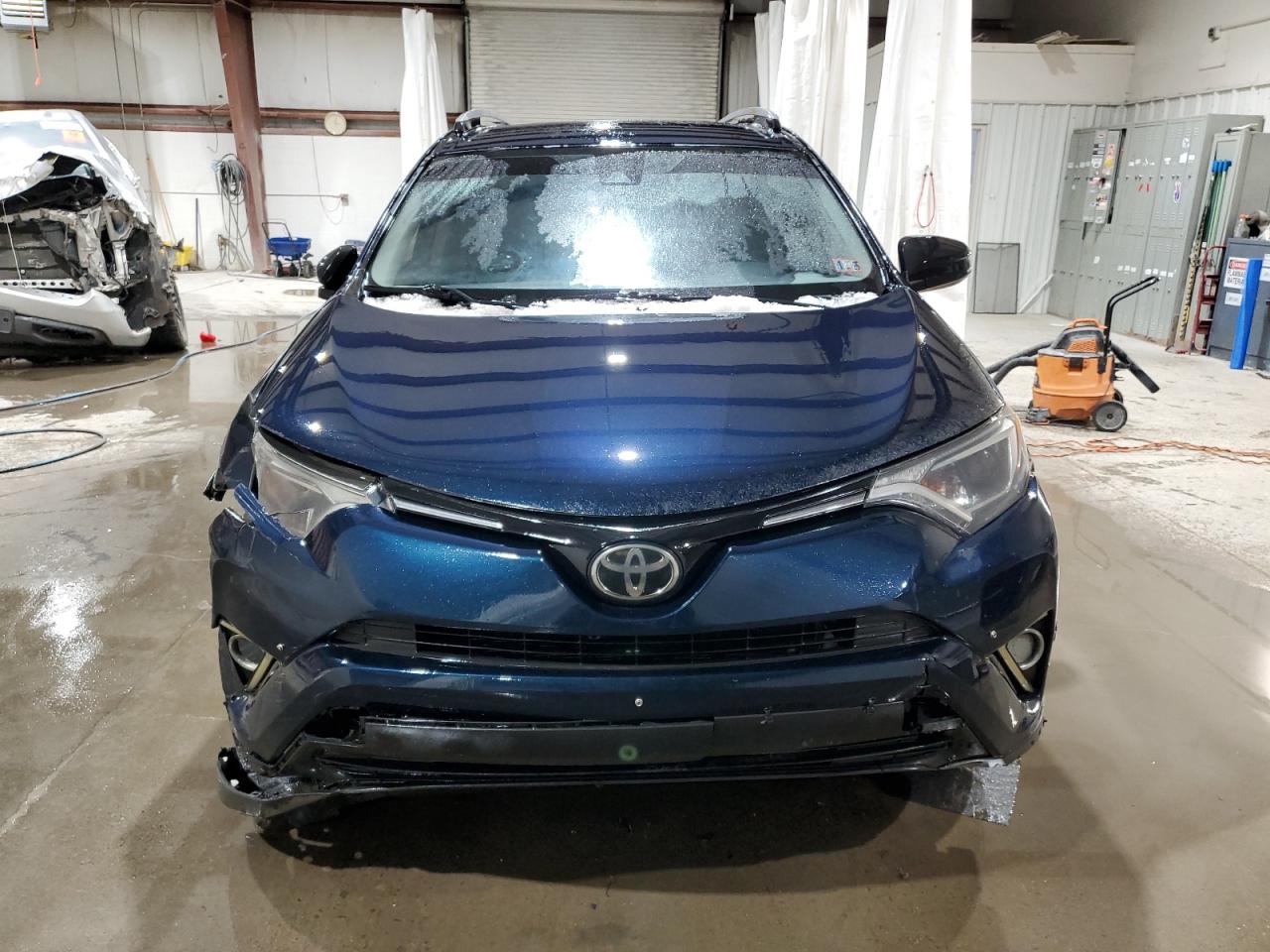 2017 Toyota RAV 4 - Image 5