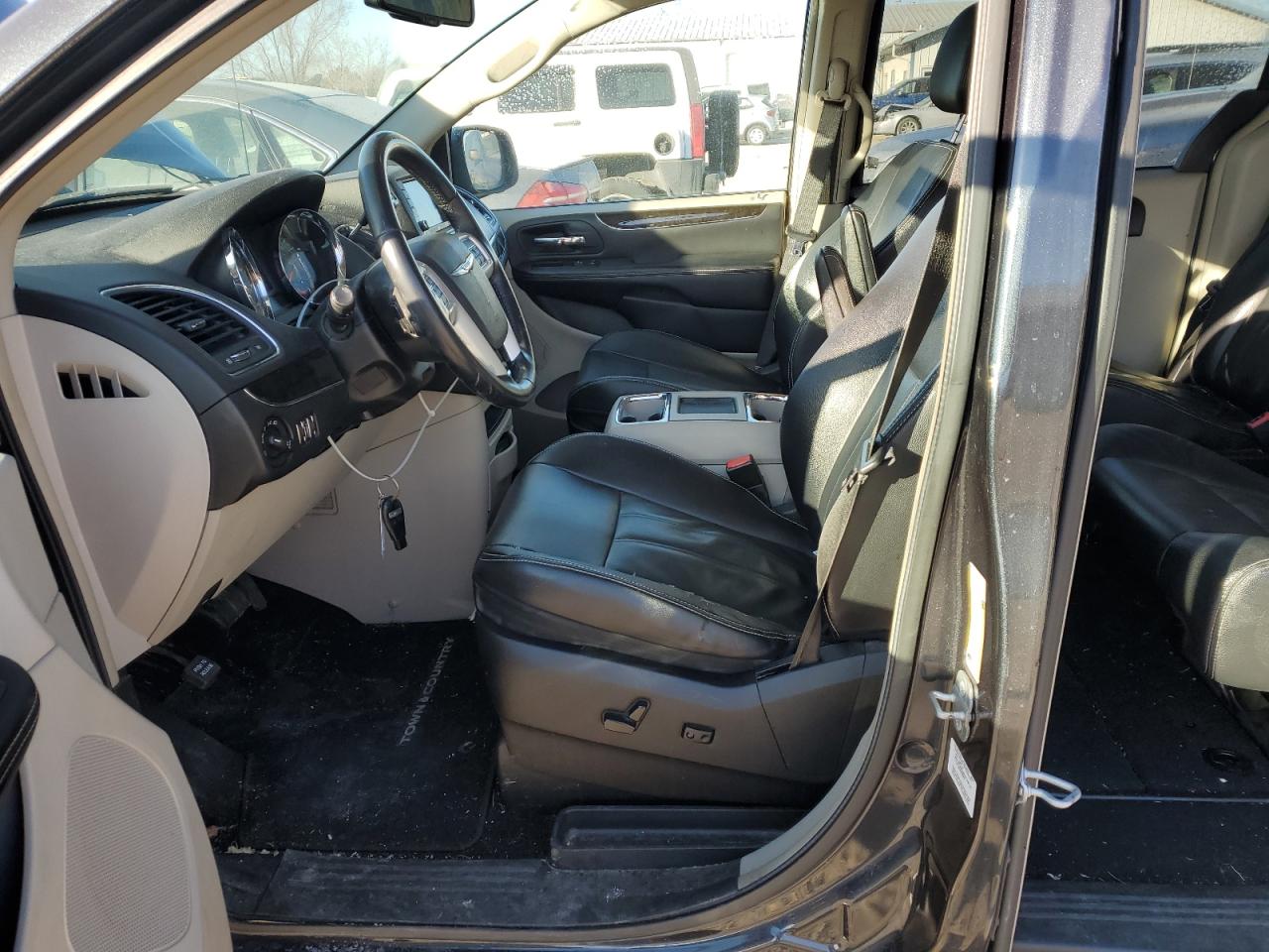 2014 Chrysler Town & Country - Image 7