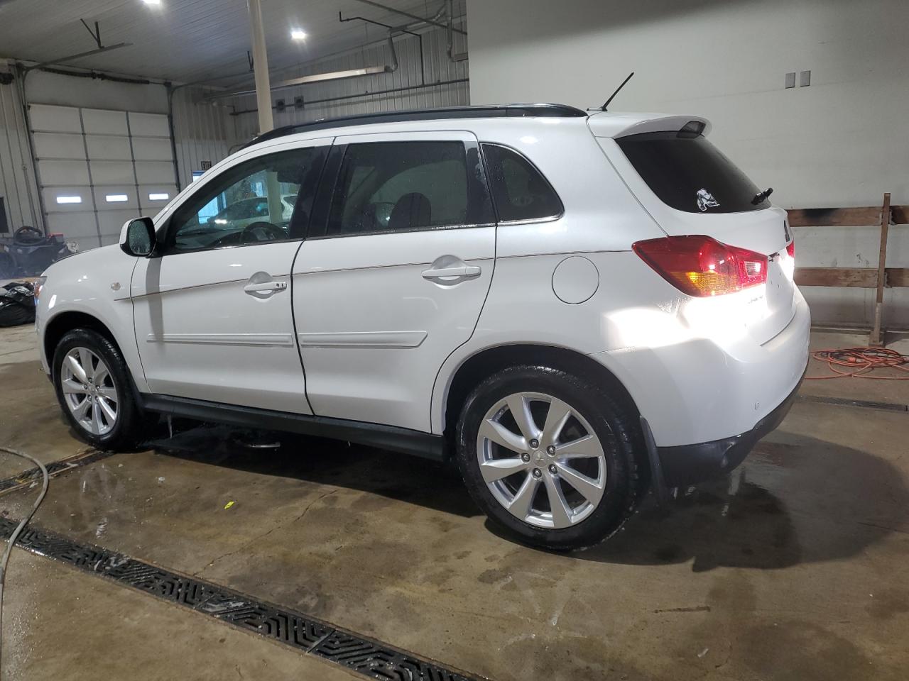 2015 Mitsubishi Outlander - Image 2
