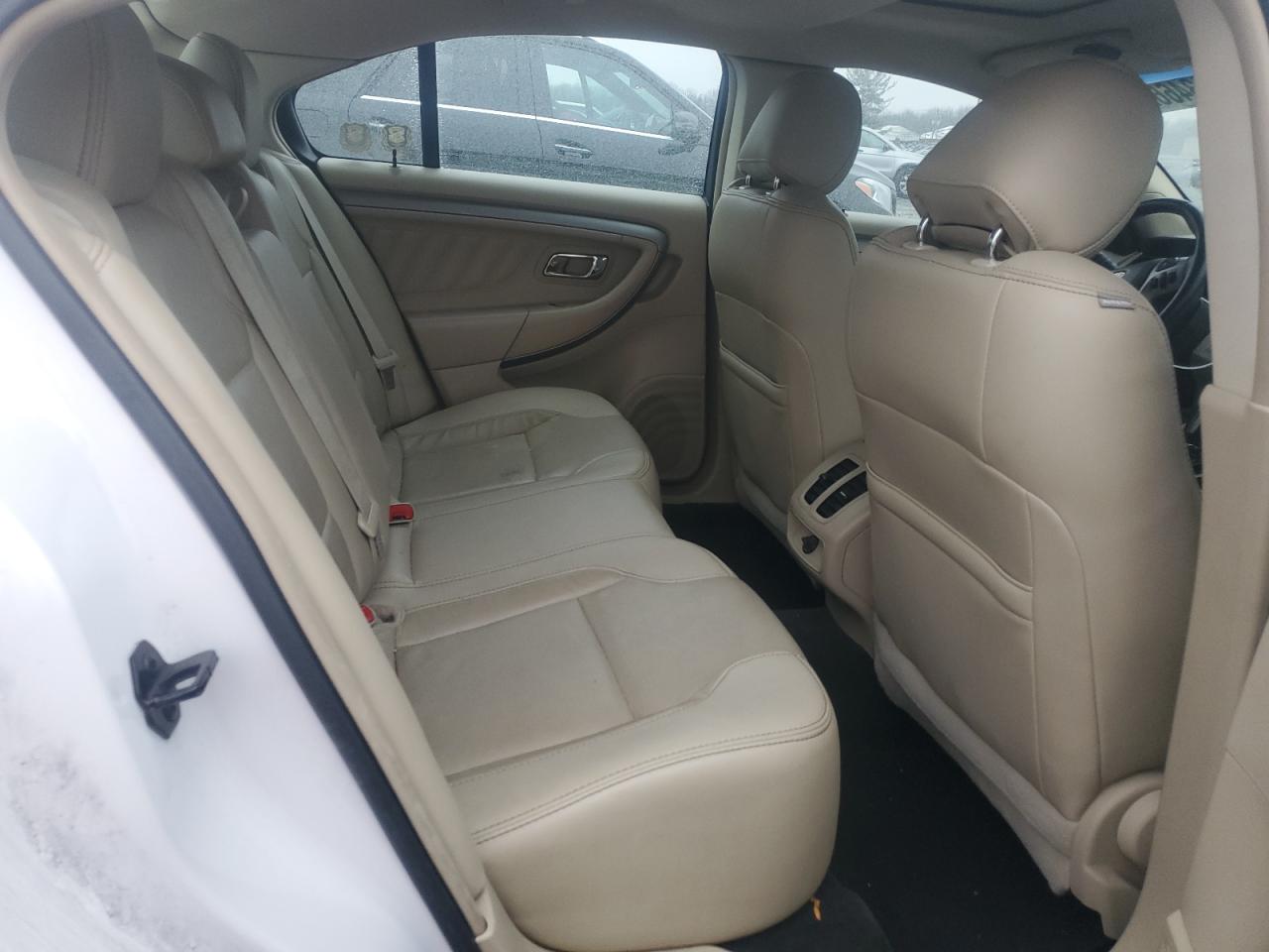 2014 Ford Taurus - Image 10
