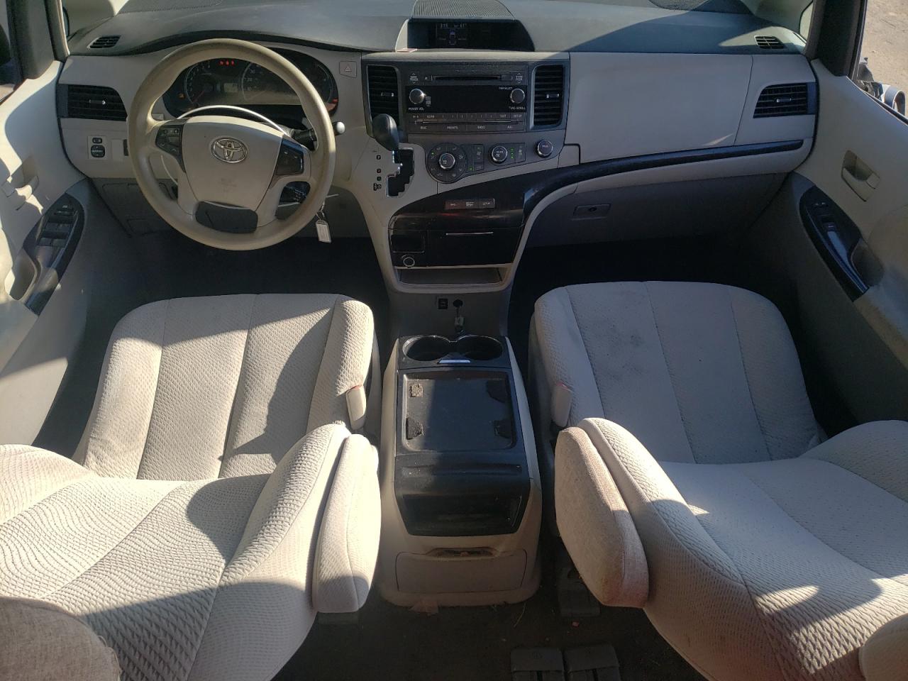 2011 Toyota Sienna - Image 8