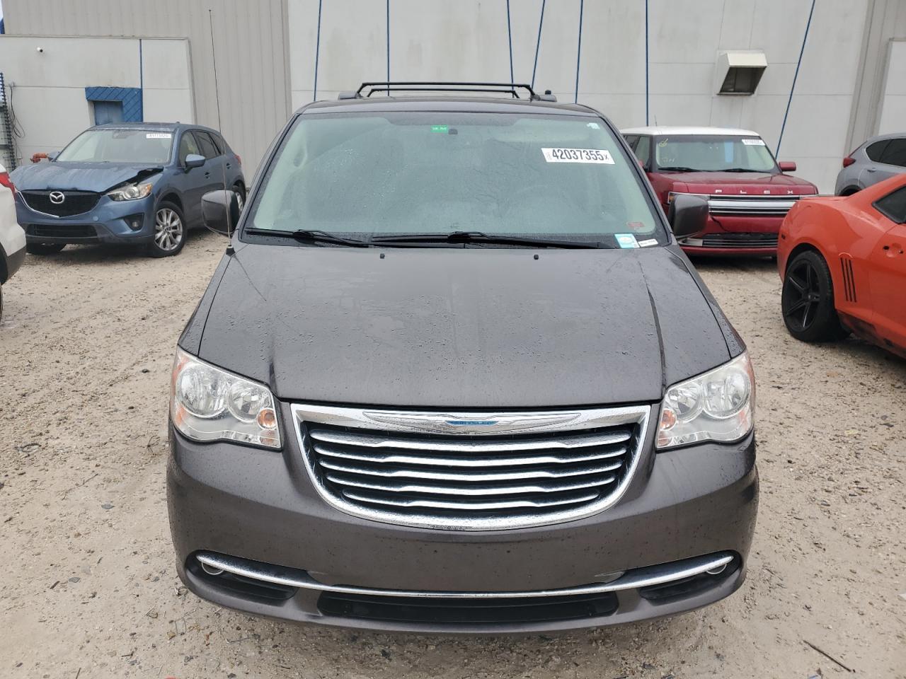 2020 Chrysler Town & Country - Image 5