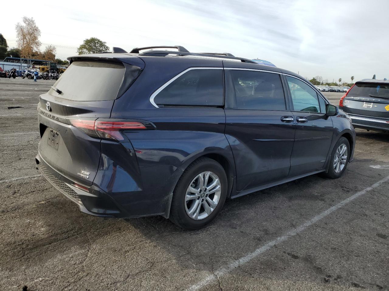 2021 Toyota Sienna - Image 3