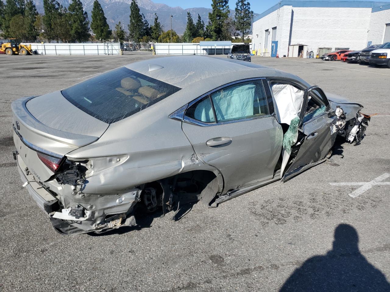 2021 Lexus ES - Image 3
