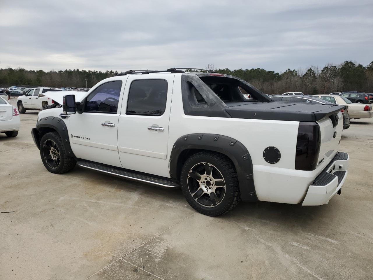 2007 Chevrolet Avalanche - Image 2