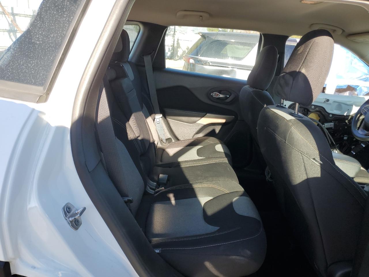 2017 Jeep Grand Cherokee - Image 12