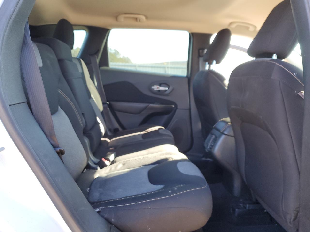 2016 Jeep Grand Cherokee - Image 11