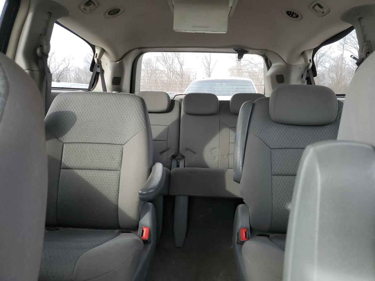 2010 Chrysler Town & Country - Image 10