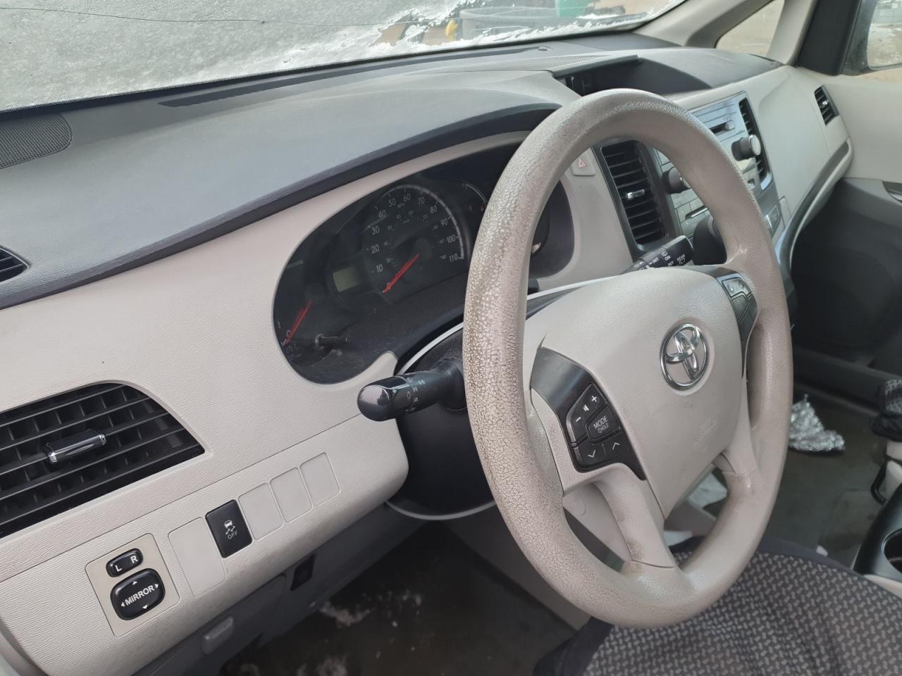 2014 Toyota Sienna - Image 9