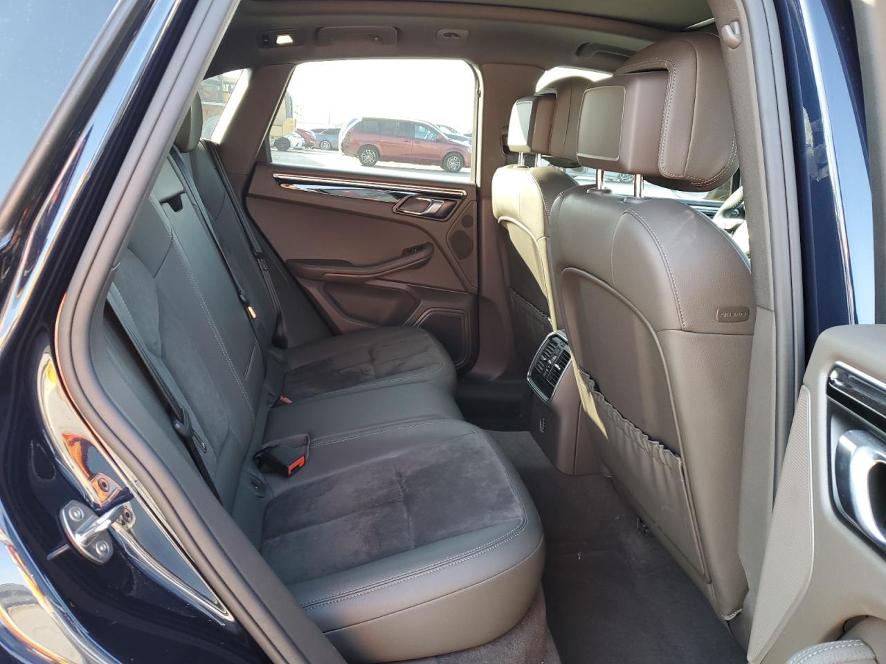 2018 Porsche Macan - Image 11