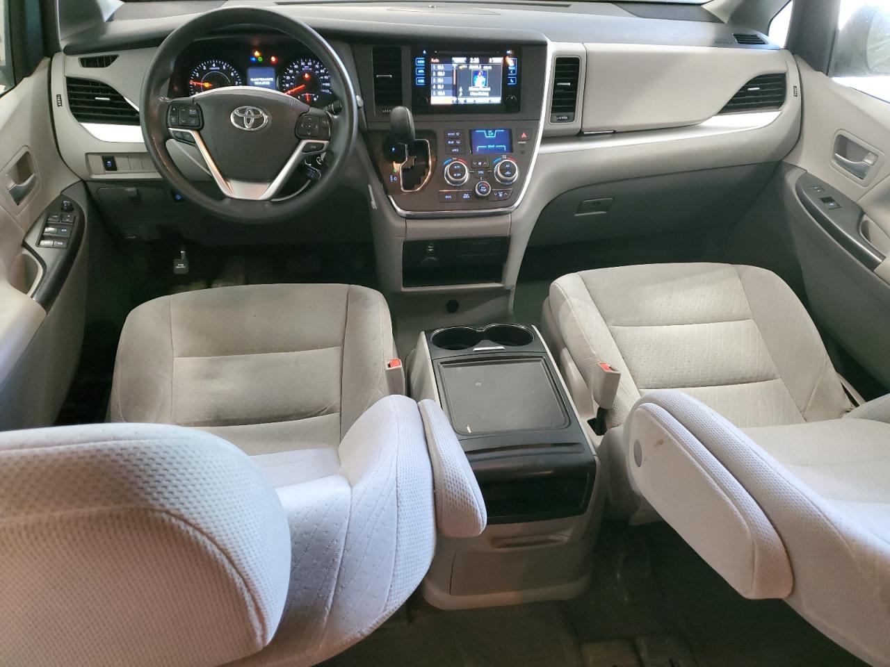 2017 Toyota Sienna - Image 8