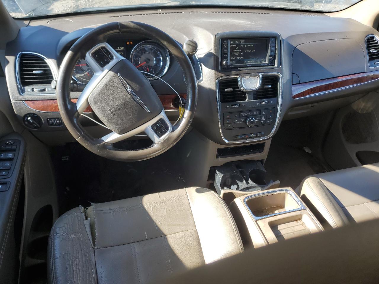 2016 Chrysler Town & Country - Image 8