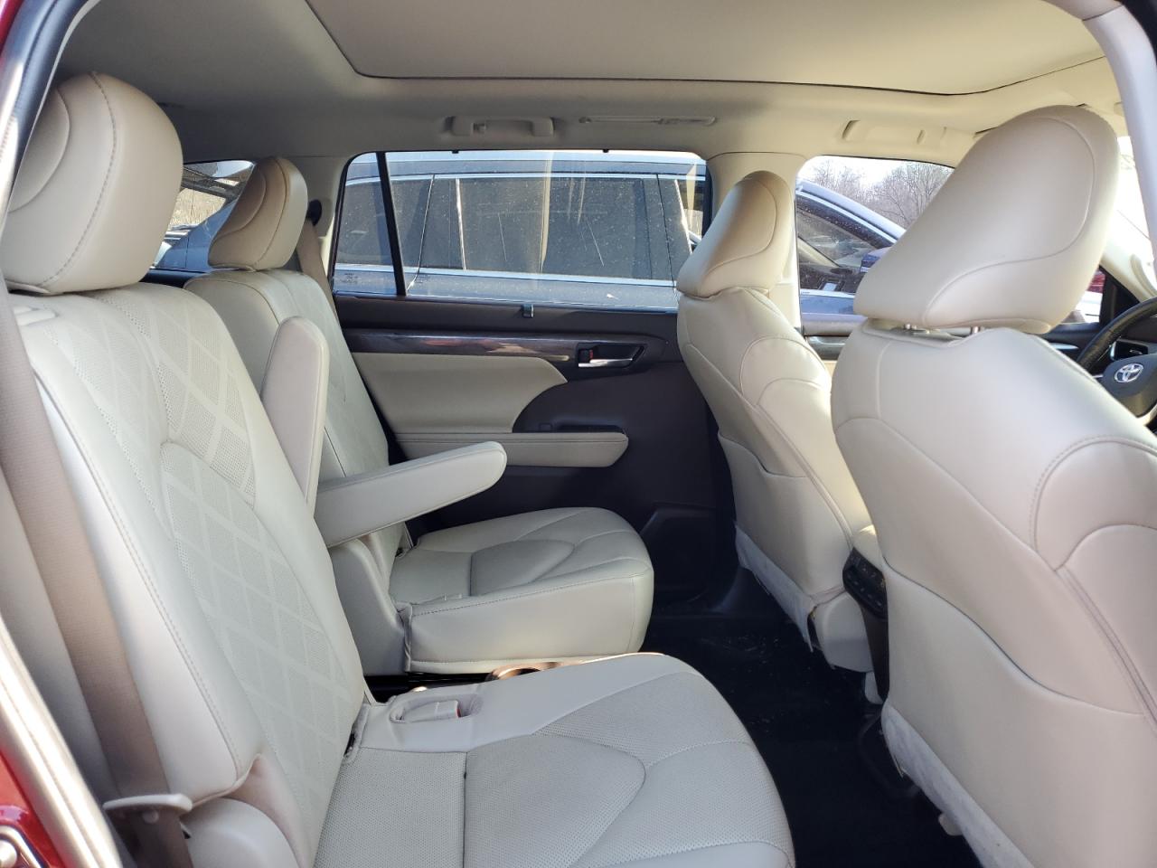 2022 Toyota Highlander - Image 11