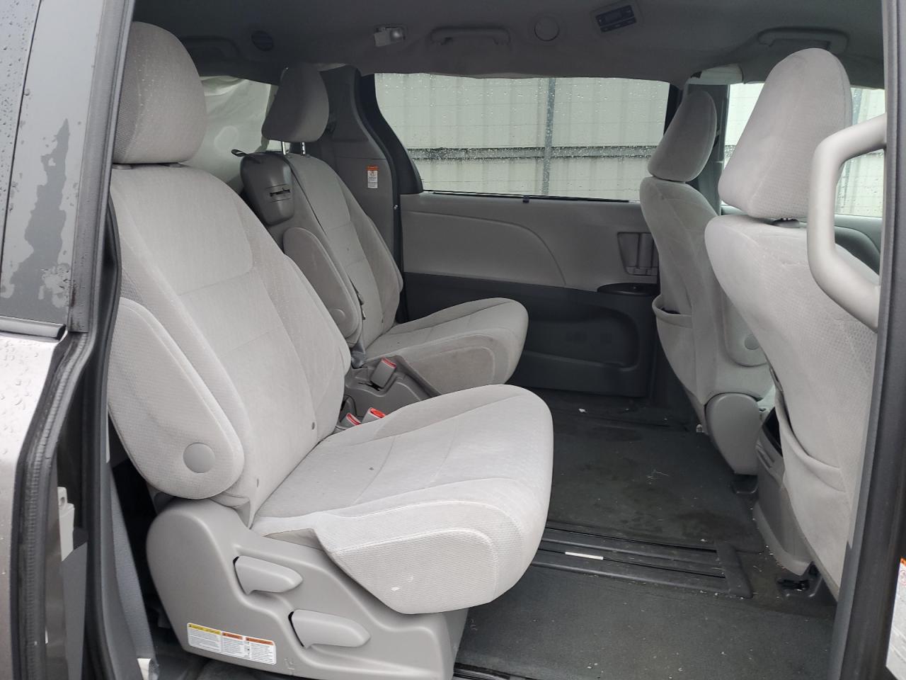 2017 Toyota Sienna - Image 12