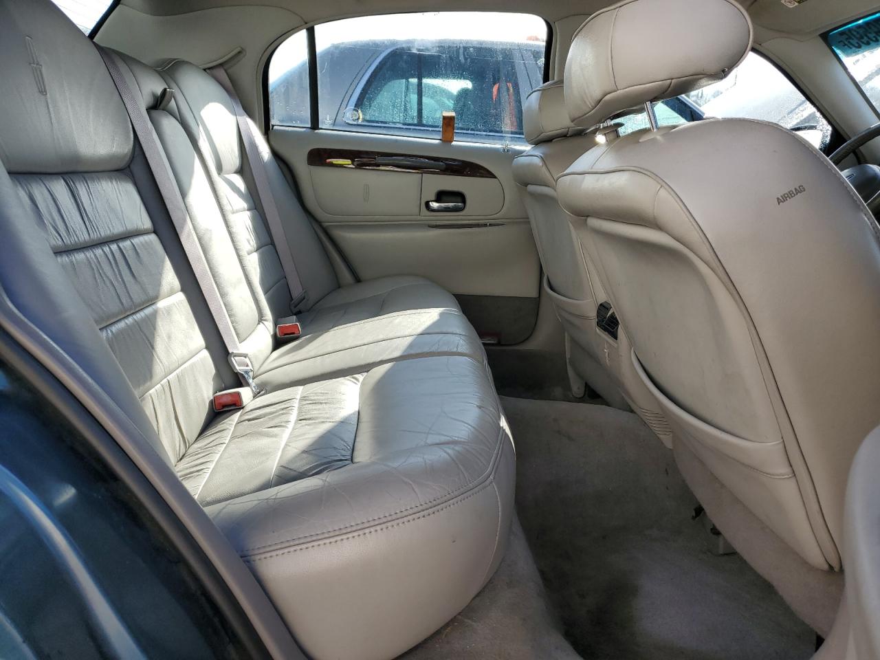 2001 Lincoln Town Car Executive VIN: 1LNHM81W01Y648008 Lot: 86470655