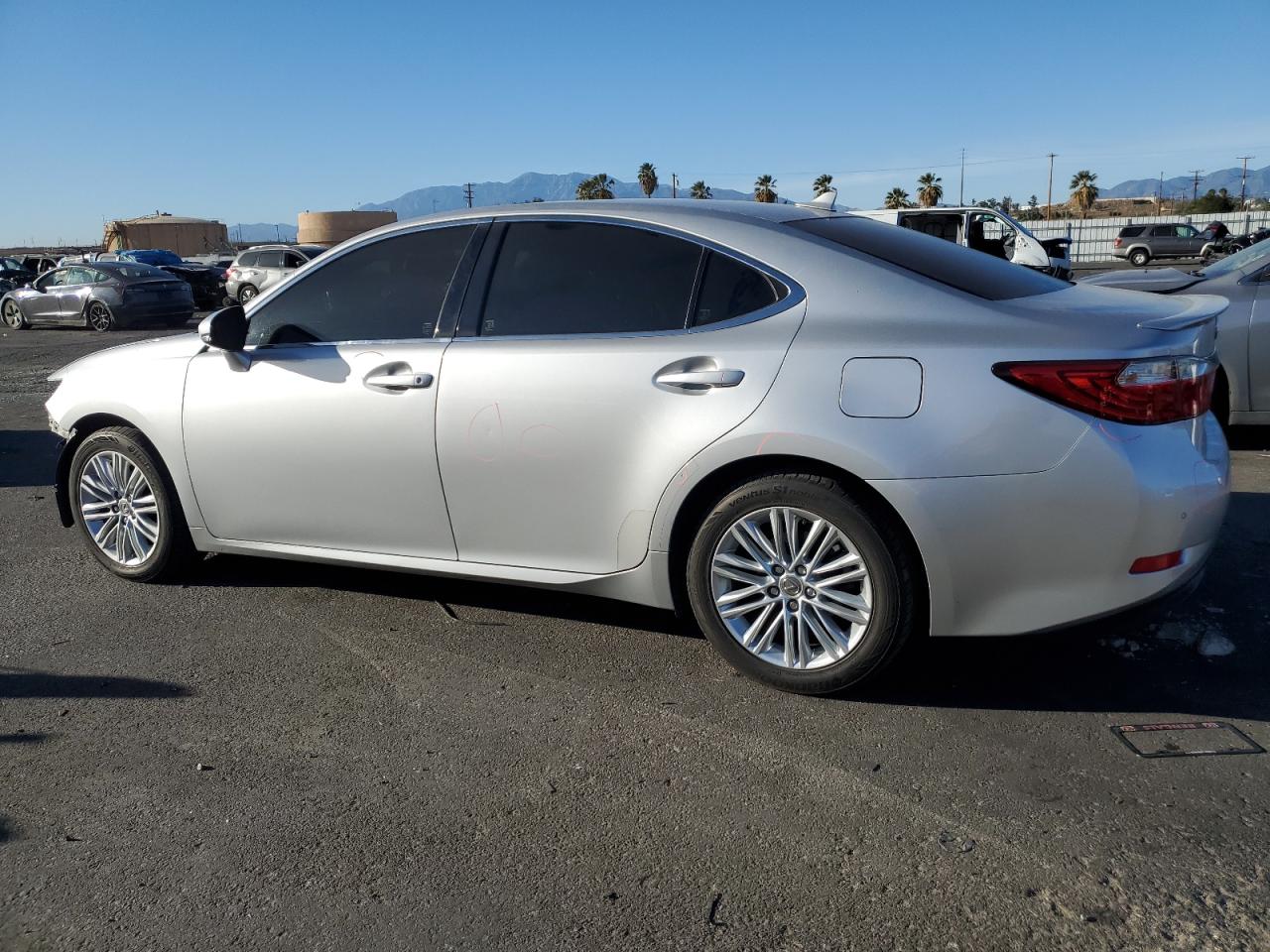 2014 Lexus ES - Image 2