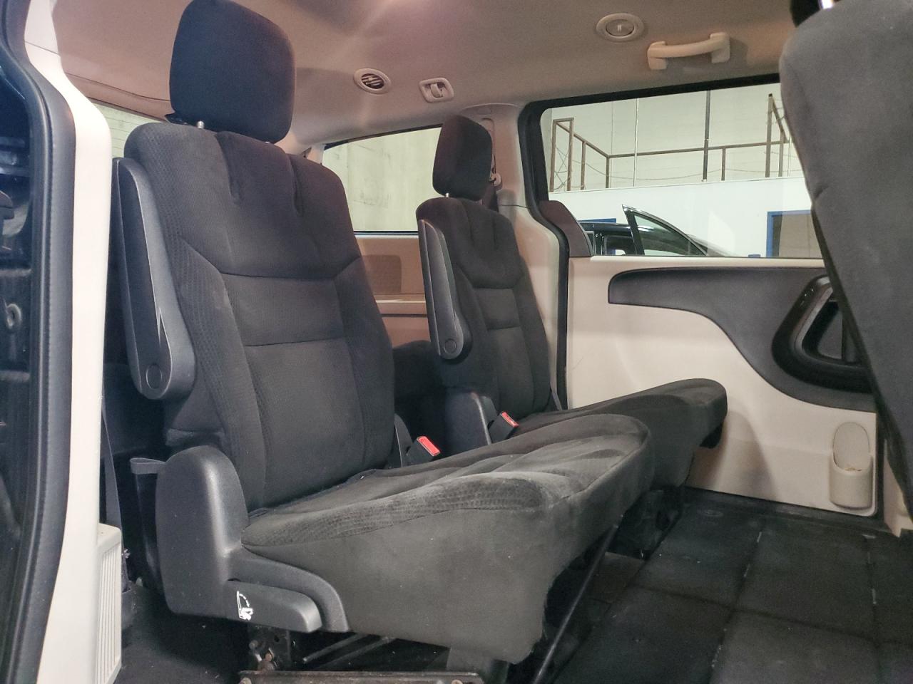 2016 Dodge Caravan - Image 11