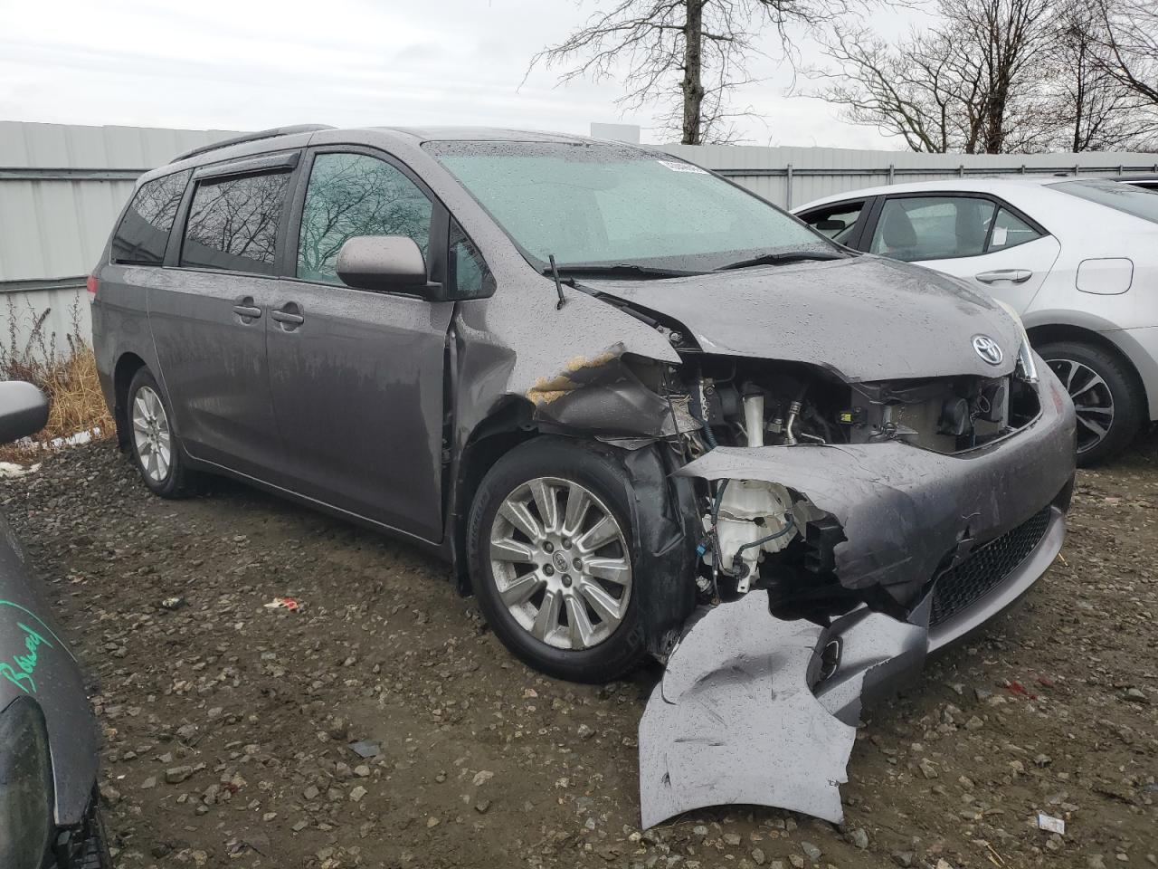 2013 Toyota Sienna - Image 4