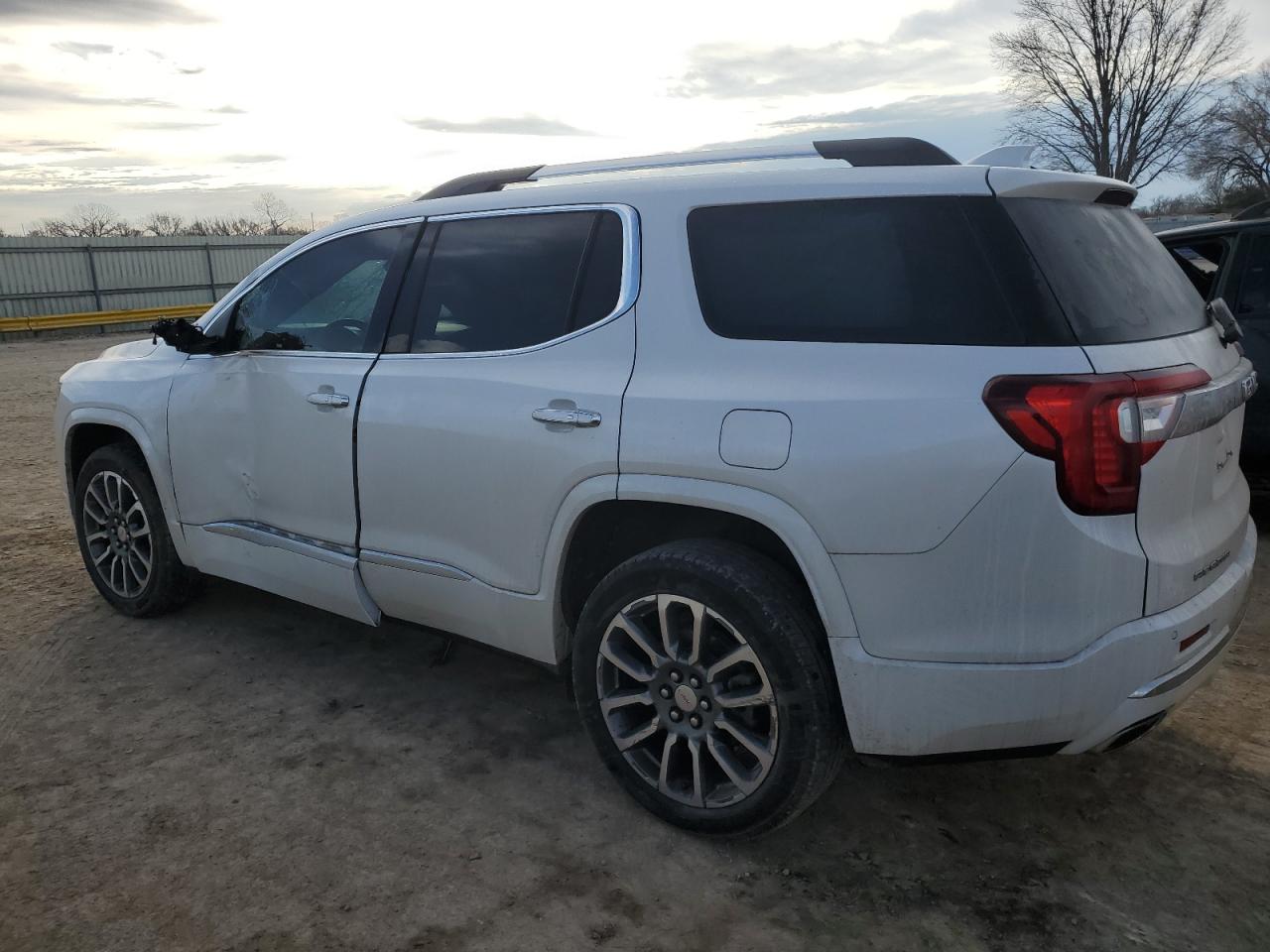 2022 GMC Acadia - Image 2