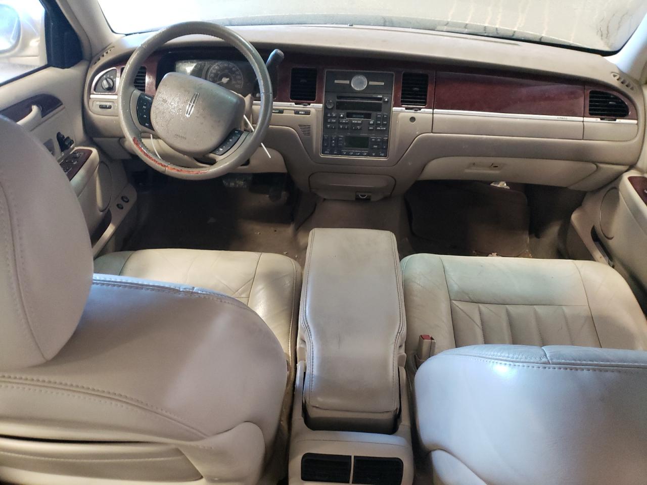 2005 Lincoln Town Car - Image 8