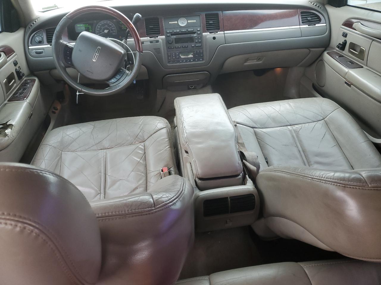 2005 Lincoln Town Car - Image 8
