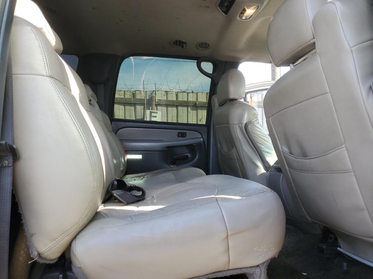 2001 Chevrolet Suburban - Image 11