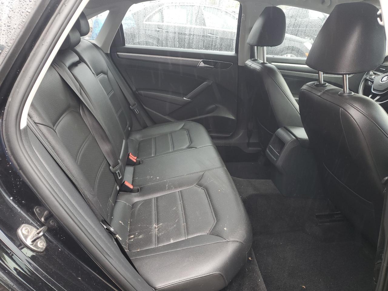 2017 Volkswagen Passat - Image 10