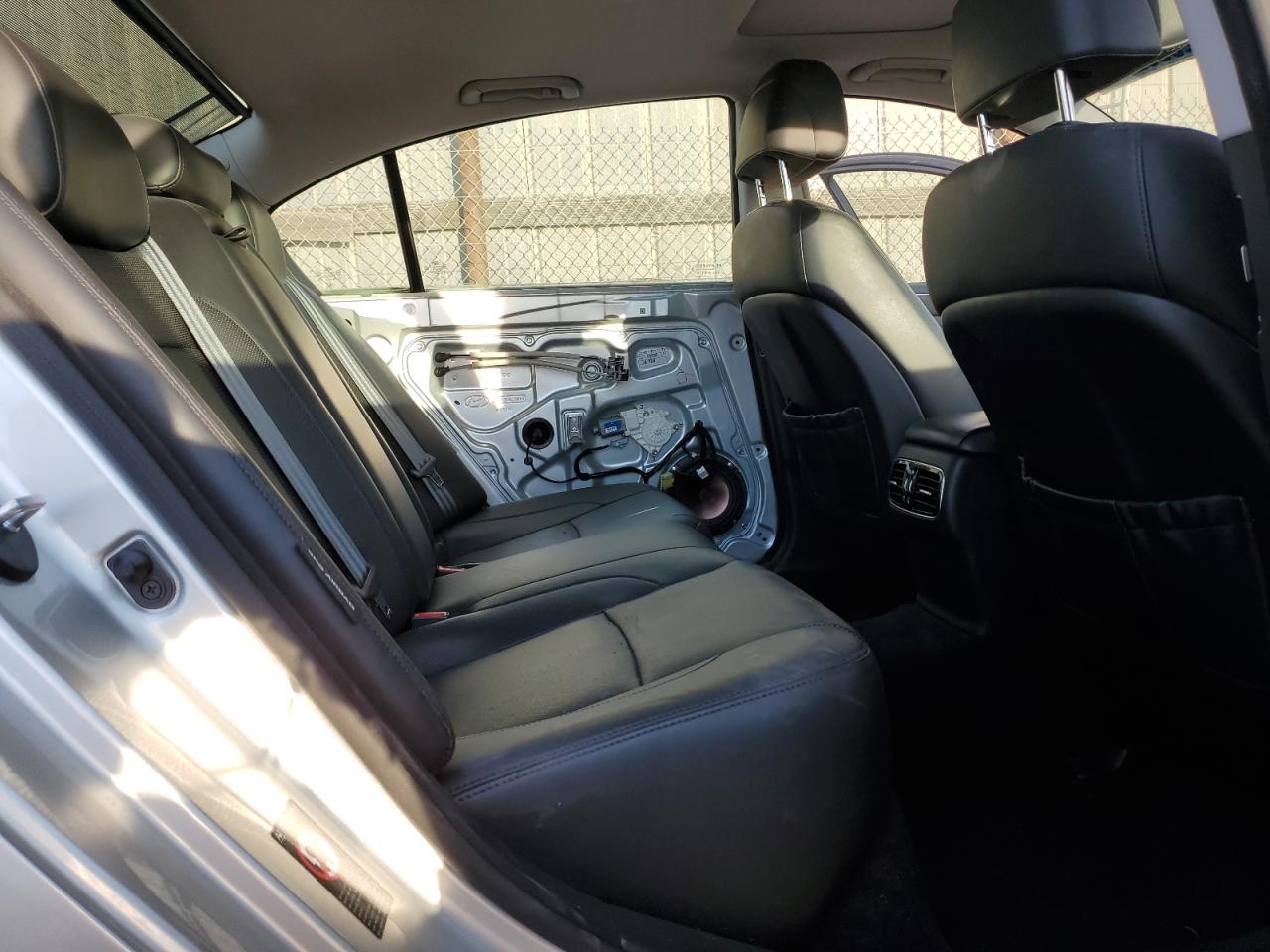 2013 Hyundai Genesis - Image 10