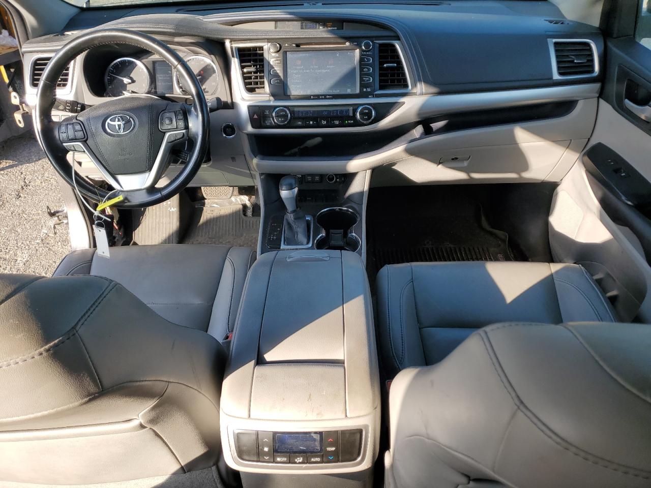 2017 Toyota Highlander - Image 8