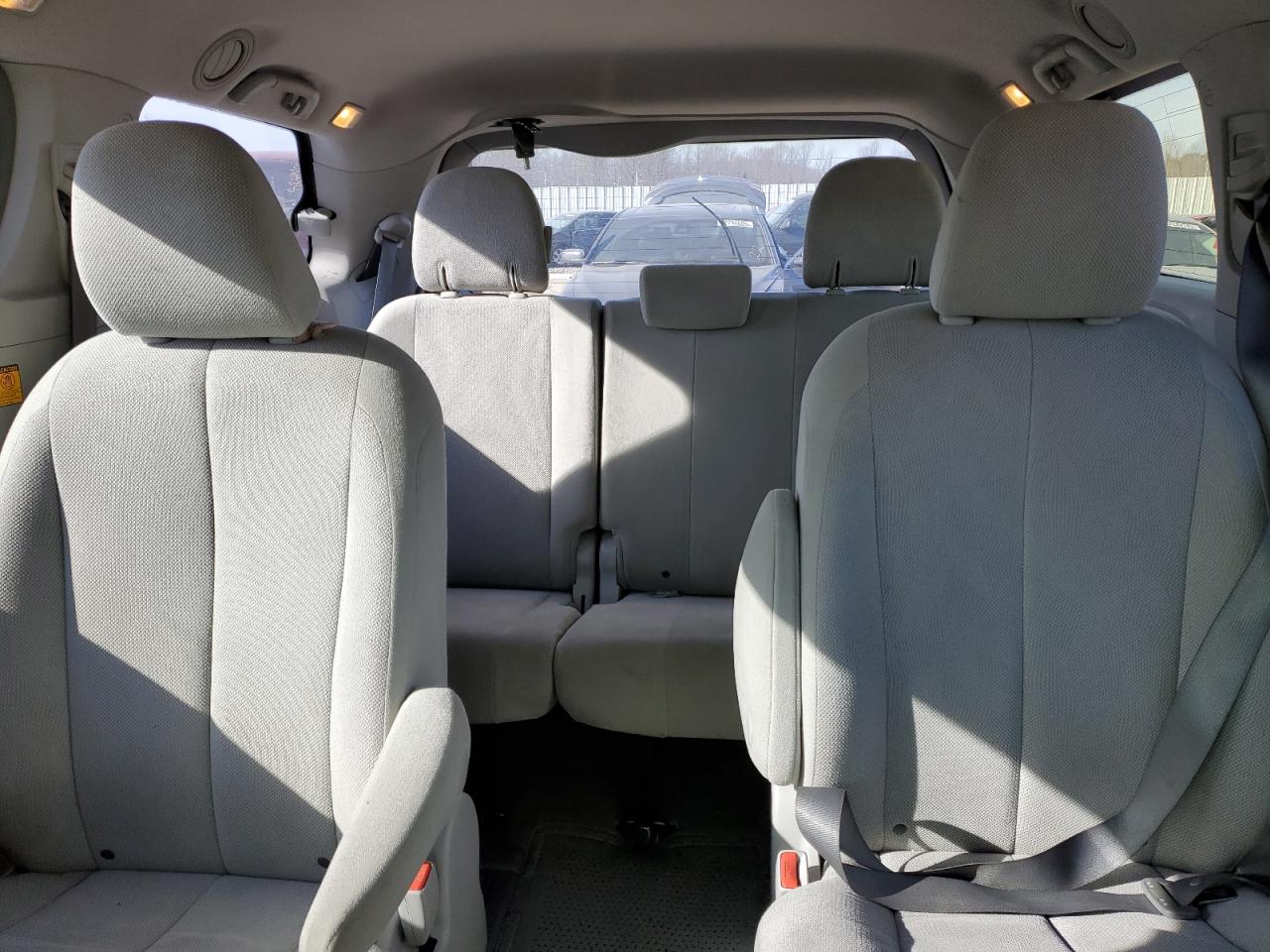 2012 Toyota Sienna - Image 10